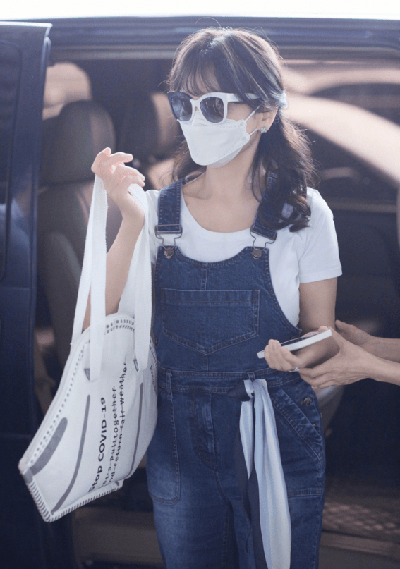 整体 赵雅芝真懂得往“嫩”了穿，T恤配背带裤，66岁比26岁还青春活力