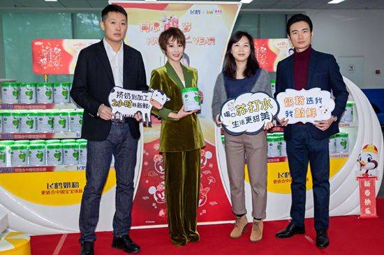 卡通 百亿演员吴京娇妻走机场真奢侈，穿2万卡通卫衣，跟记者打招呼好温柔