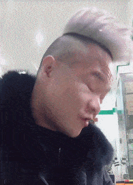 搞笑GIF：哥們，你這坐騎厲害了，出門回頭率很高 搞笑整蠱 第2张