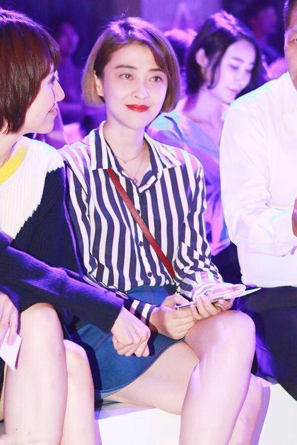 身材 梅婷真会装嫩，剪波波头搭配条纹衬衫少女感十足