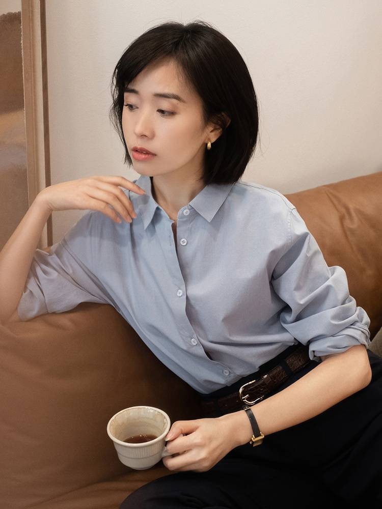 蓝色 上班的女生怎么选择衬衫？浅蓝色衬衫配西装裤或半身裙，就很好看