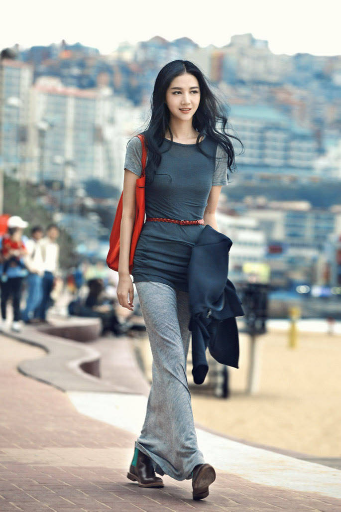 朱孝天 朱孝天老婆罕露面，穿T恤配百褶裙好娇俏，赖在老公怀里撒娇真甜