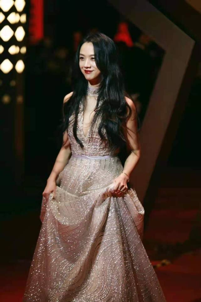 色彩 汤唯脱下礼服赶飞机!穿格纹西装戴中国红口罩心情大好,颜值绝了