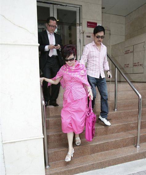 狄波拉 当74岁汪明荃与69岁狄波拉同框，才知道“自然老”也可以这么美