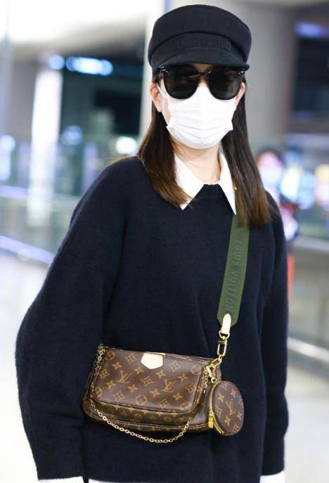 黑色 佘诗曼身材真好,穿收腰连衣裙秀玲珑身材,看着让人移不开眼