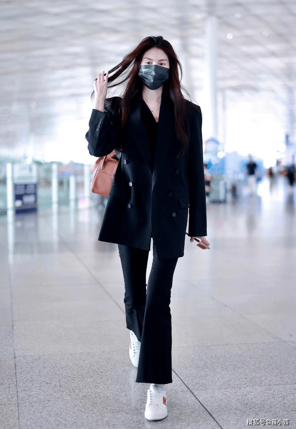 身材 何穗穿橘色开衩裙博眼球，不俗反而皮肤白到发光，只有她能驾驭了