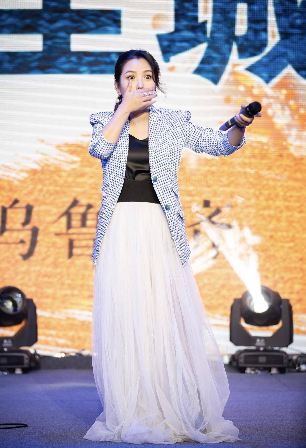 发型 何洁衣品真让人佩服，穿西装大玩“下衣失踪”，自然发型显气质