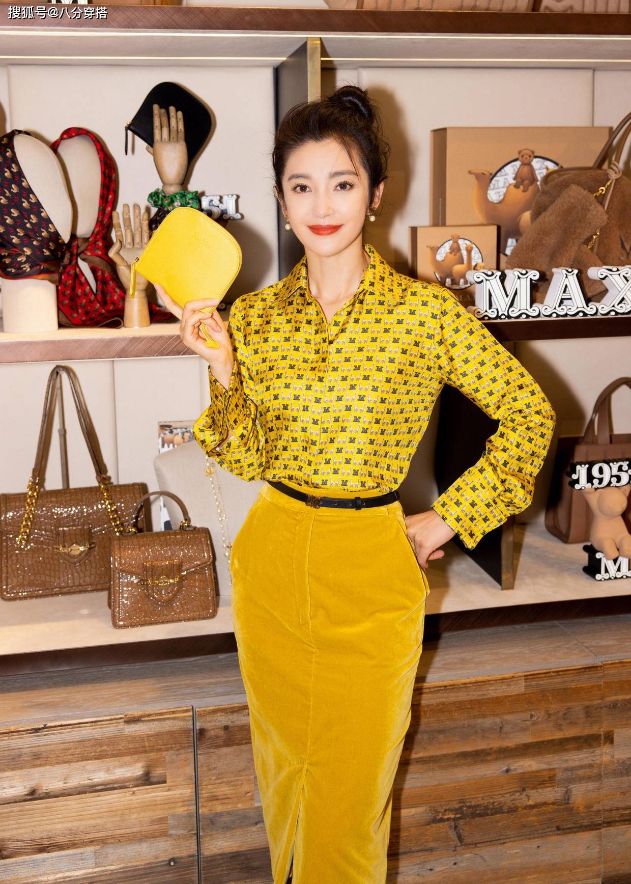 李冰冰 李冰冰新造型太美,绿毛衣配印花半裙大玩少女风,青春减龄好惹眼