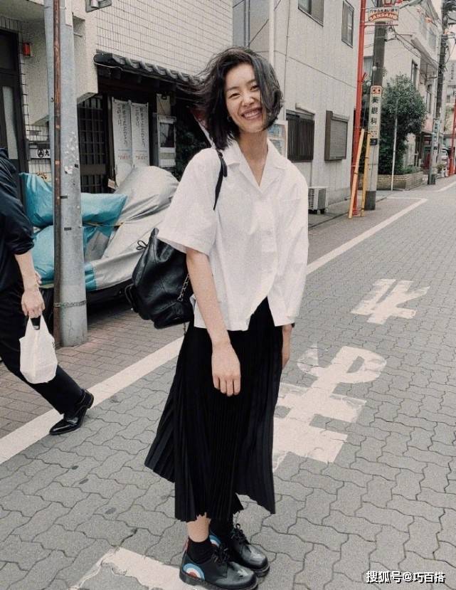 身材 刘雯穿搭美得让人猝不及防，卫衣、外套、休闲裙，上身效果都超美