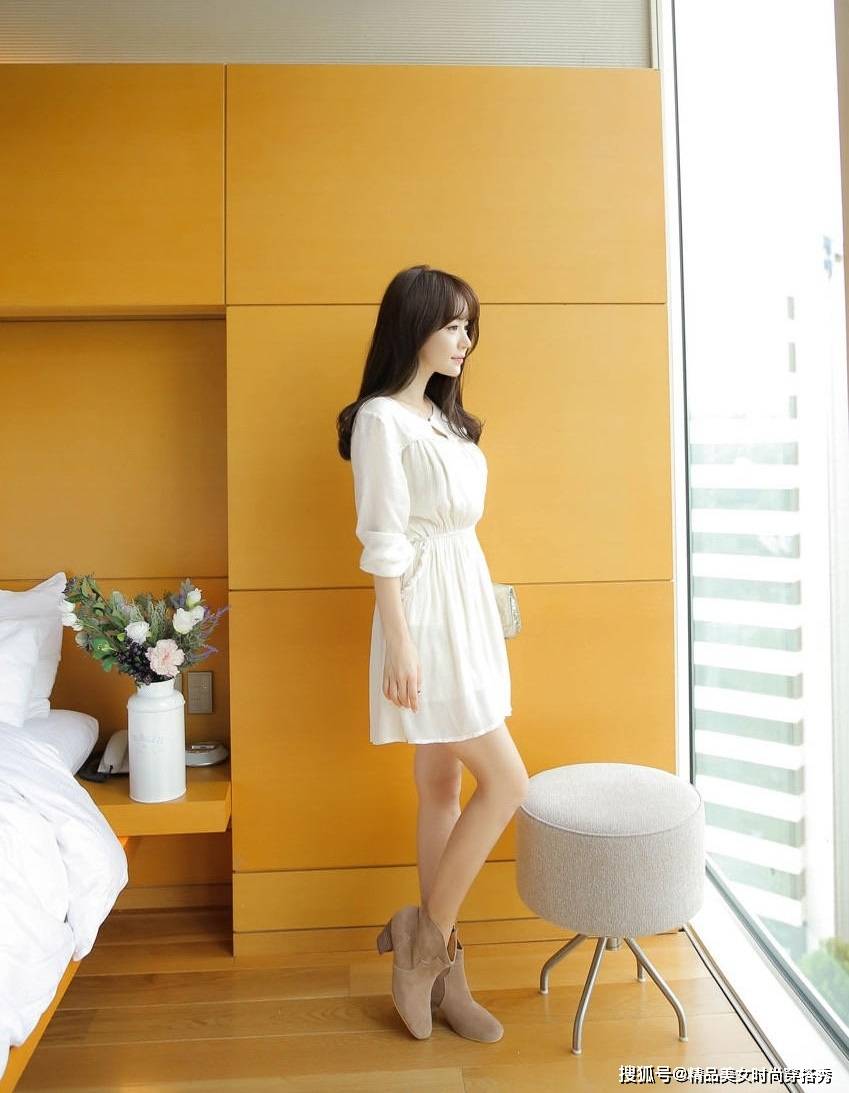设计 对于职场女性来说一件白色的连衣裙要是穿好了同样很显时尚气质