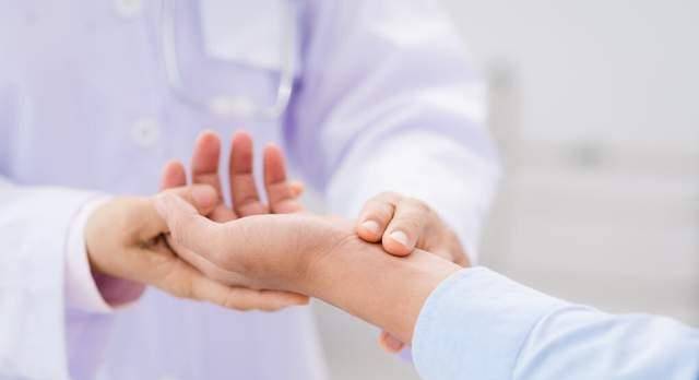 进行|如果脉搏与心跳不相等,要提防是否有了房颤,天冷时容易发作