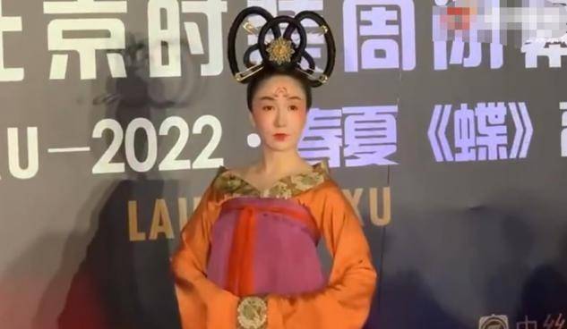 公主 金巧巧携女儿走红毯，穿亲子紧身旗袍好亮眼，华为二公主造型惊艳