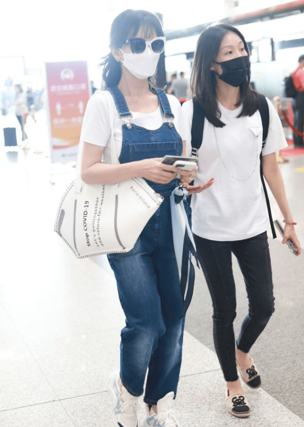 身姿 赵雅芝确实有扮嫩资本,66岁身姿仍窈窕,穿背带裤活力四射真青春