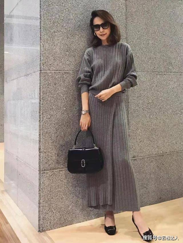 黑色 50岁女人穿衣越简单越高级，秋季毛衣极简搭配，气质又时髦