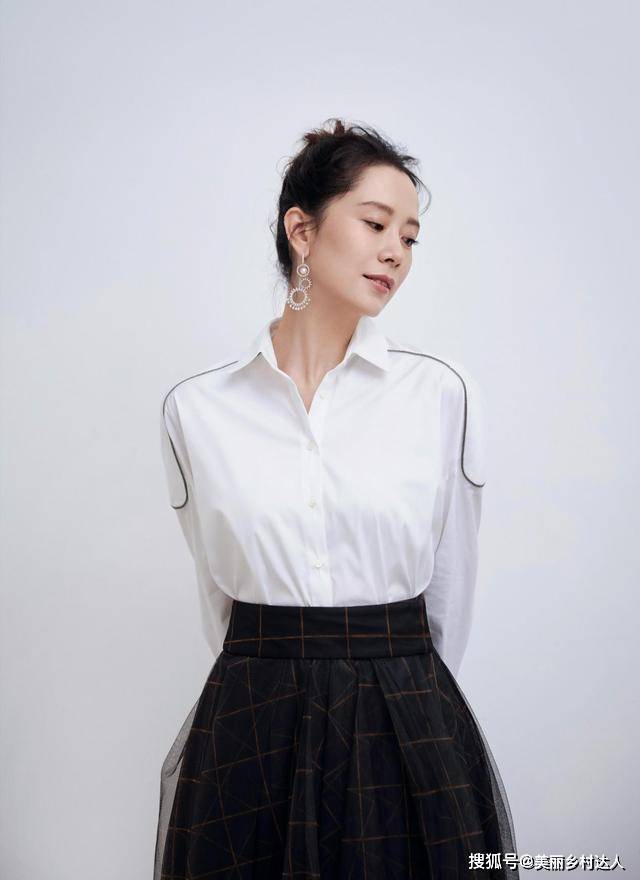 进行 海清留了长发更美了！穿卡其色针织衫很显肤白，温柔又有气质
