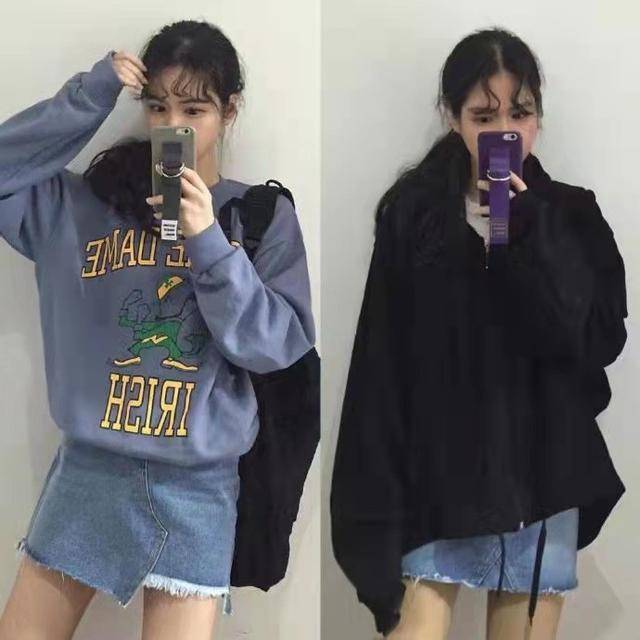 卫衣 秋天的美感少不了“短裙”，卫衣、衬衫搭起来，穿成时尚女郎