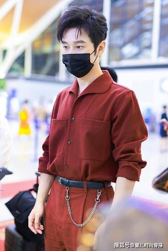 整体 黄晓明瘦身成功变型男，身穿暗红色套装真酷，不再是“油腻霸总