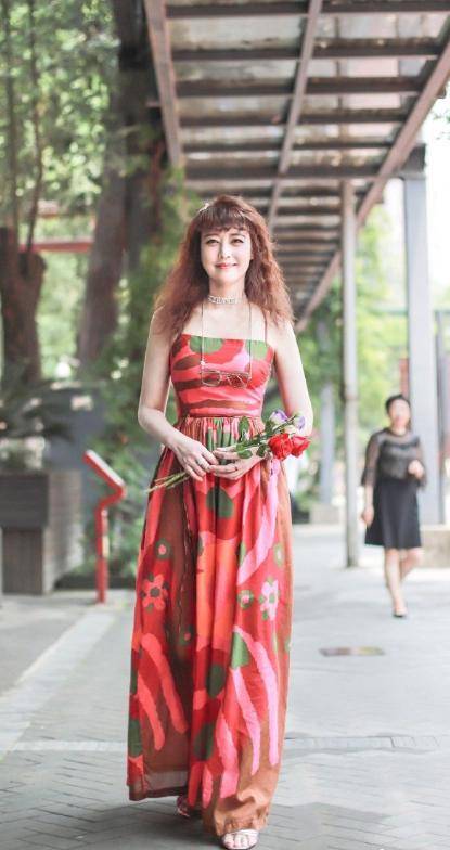 配饰 周海媚53岁还是一张娃娃脸，穿印花连衣裙清新淡雅，少女娇俏
