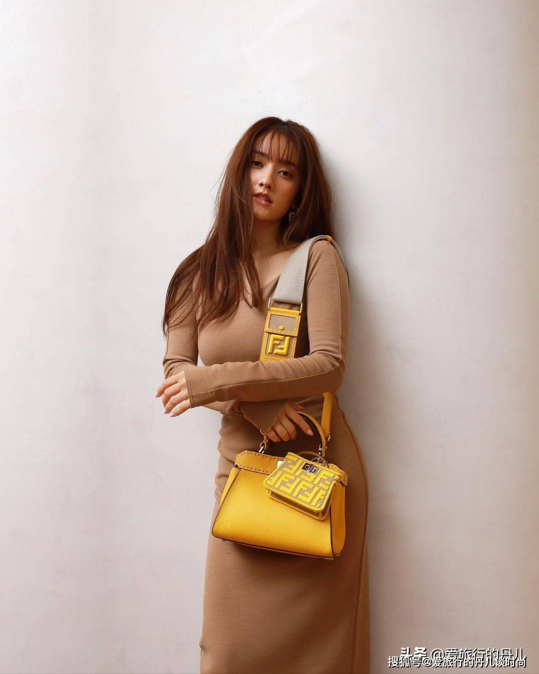 真会 日本小姐姐真会穿!一袭深咖色的修身连衣裙,甜美又吸睛