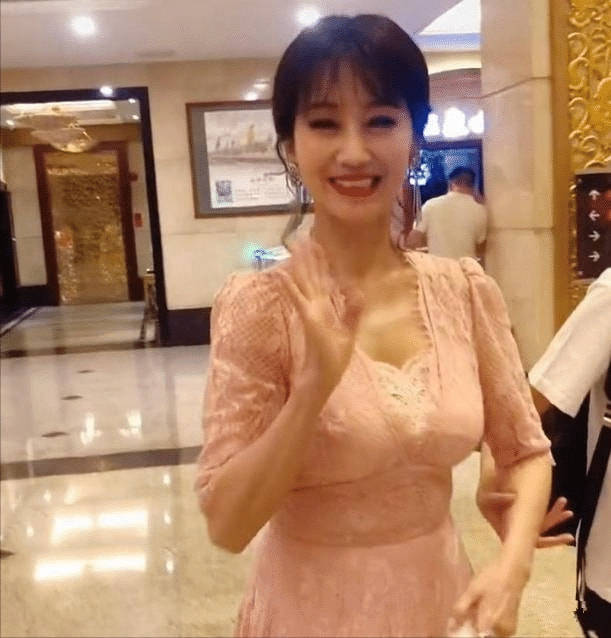 脖子在酒店拍到赵雅芝，嘴角凹陷脖颈皱纹很深，这才是真实的66岁！