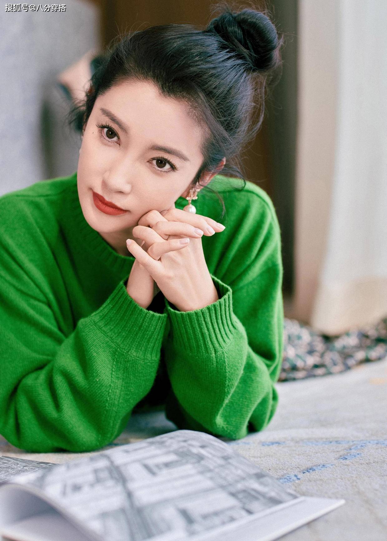 李冰冰 李冰冰新造型太美,绿毛衣配印花半裙大玩少女风,青春减龄好惹眼