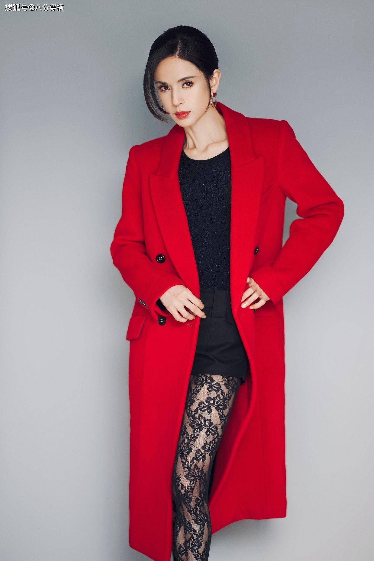 身材 李若彤有多自信？穿红色大衣配丝袜秀“小鸟腿”，这身材堪比少女