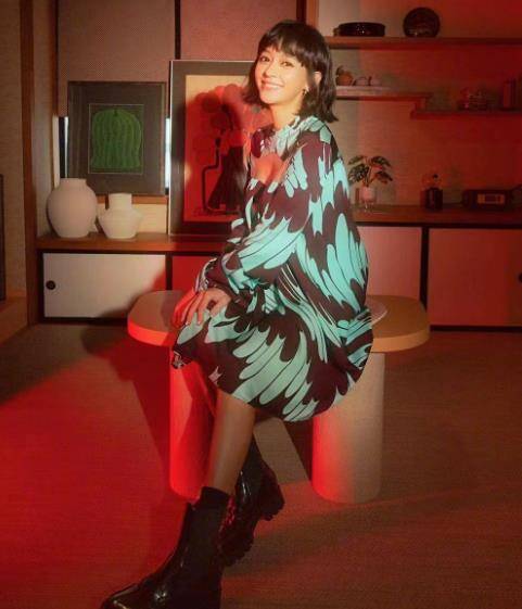 活动|陈意涵挺9月孕肚出席活动，黑裙低调不显腹，孕期身材管理超在线