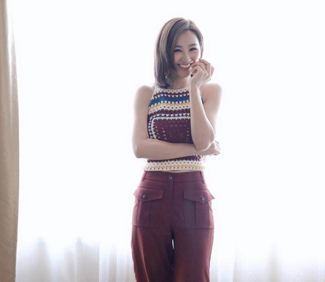 耳环 高海宁穿衣真“胆大”，身穿一件白色连衣裙大秀凹凸身材，美腻了