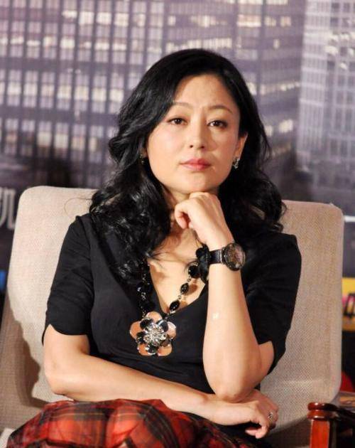 黑色 陈红的气质真不是吹,V领上衣搭格纹裙优雅高级,女人味尽显