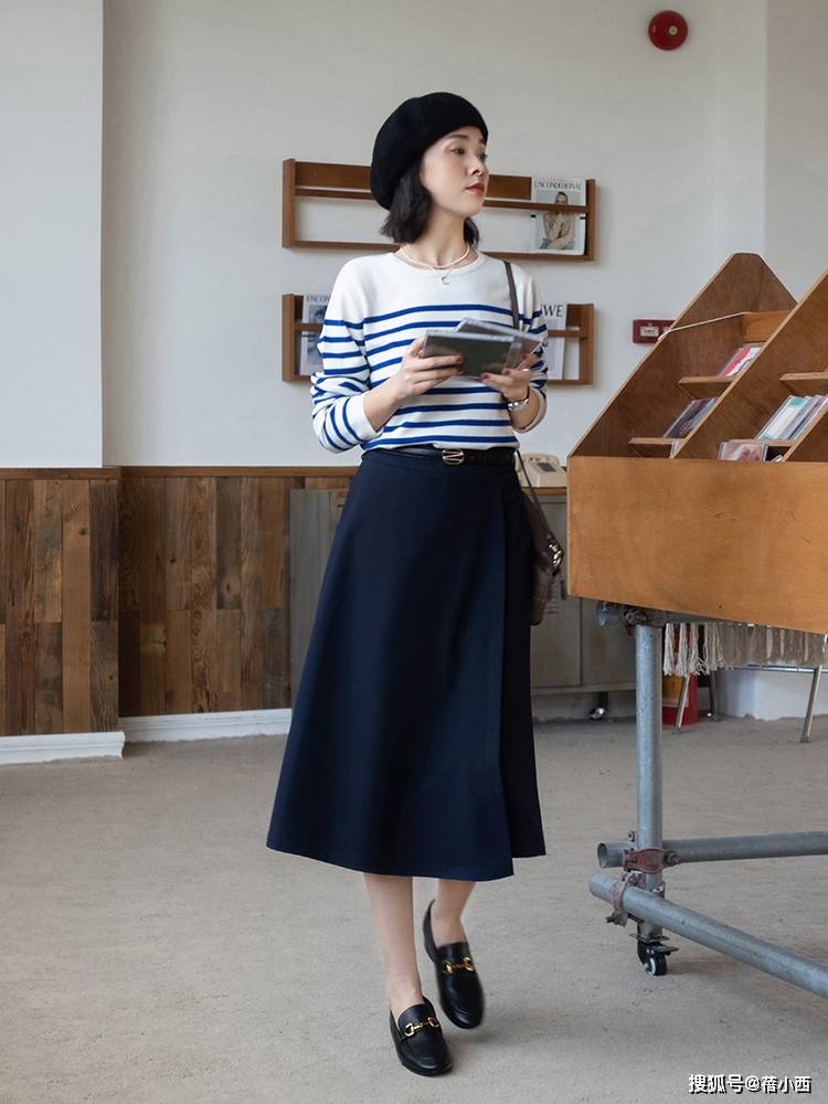曲线 秋季还是穿“过膝裙”最优雅，选这4款搭配毛衣、针织衫，真高级