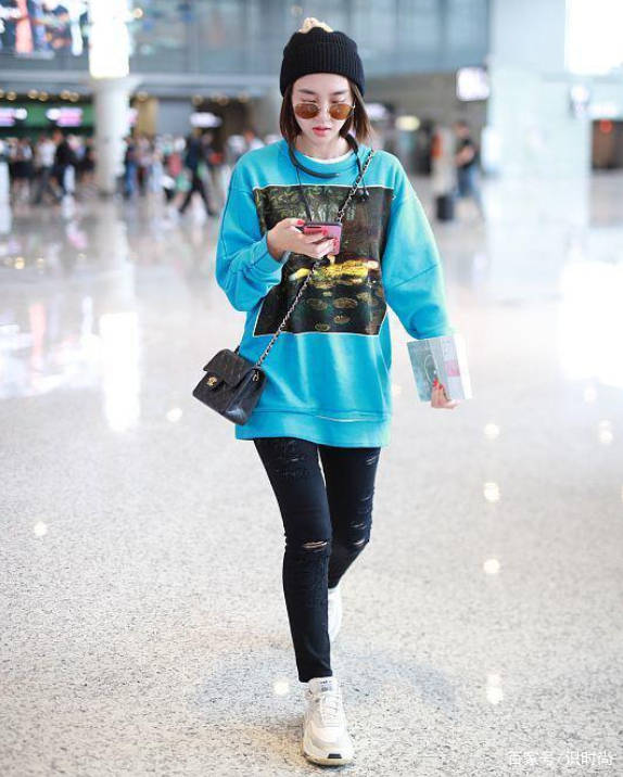 黑色 唐艺昕嘻哈打扮现身机场,印花卫衣配小脚裤,看着比张若昀还有型