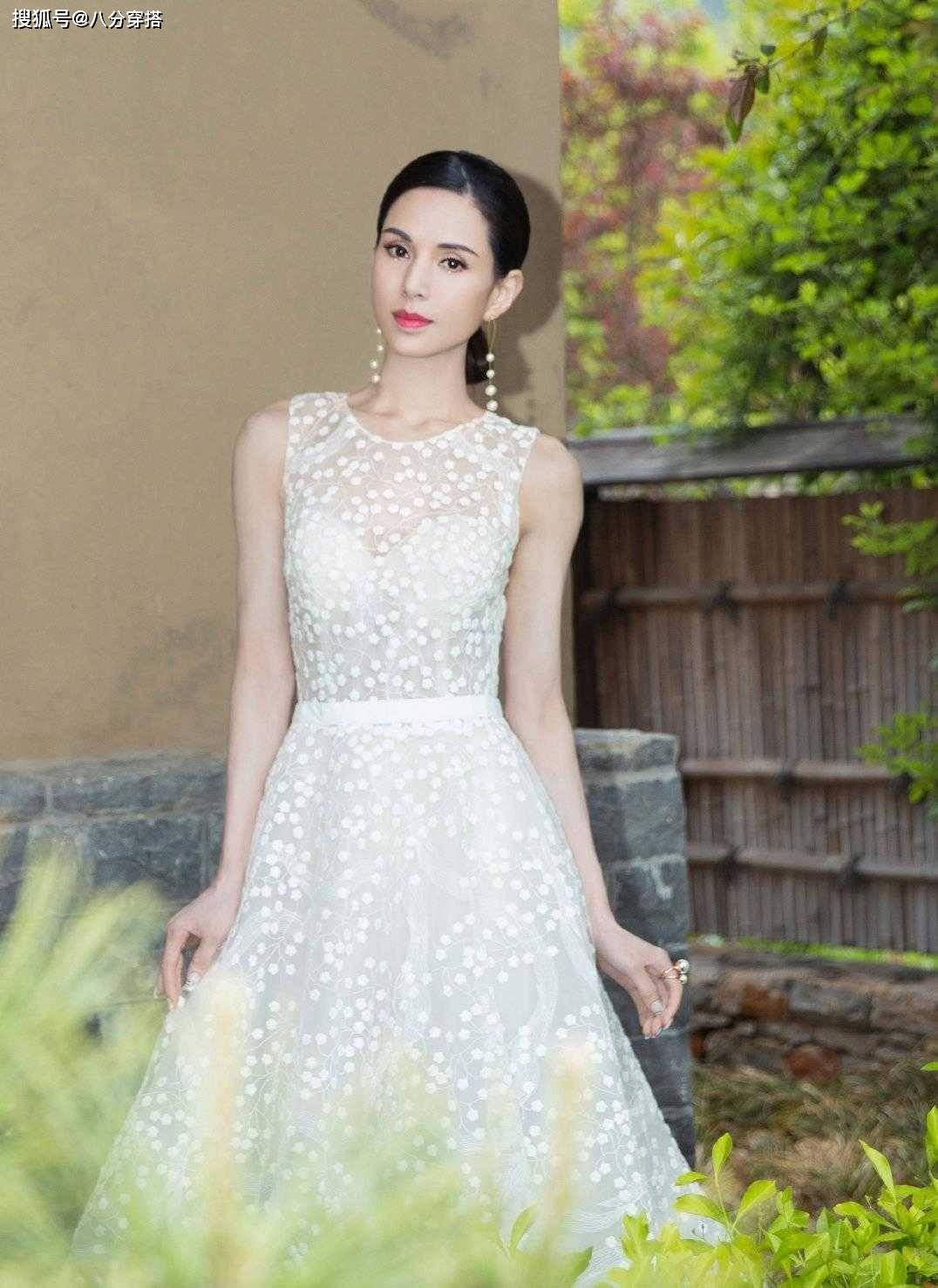 身材 李若彤有多自信?穿红色大衣配丝袜秀“小鸟腿”,这身材堪比少女