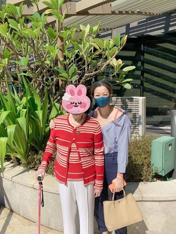 设计 郑秀文状态超绝！衬衫裙配蕾丝内搭又酷又美，身旁李嘉欣黯然失色