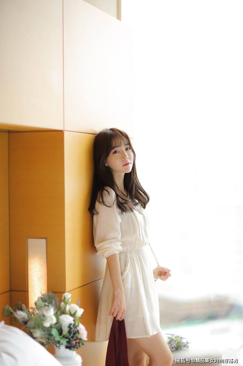 设计 对于职场女性来说一件白色的连衣裙要是穿好了同样很显时尚气质