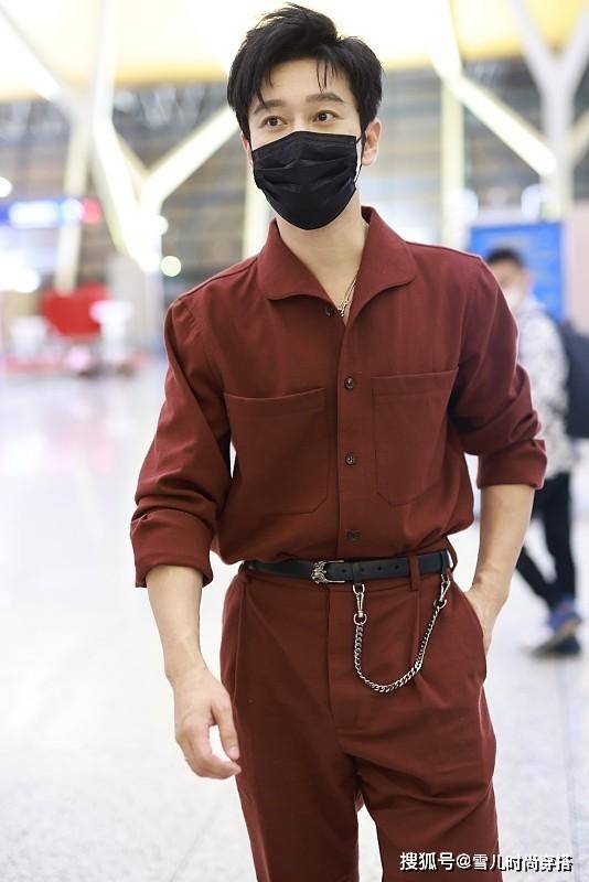 整体 黄晓明瘦身成功变型男，身穿暗红色套装真酷，不再是“油腻霸总