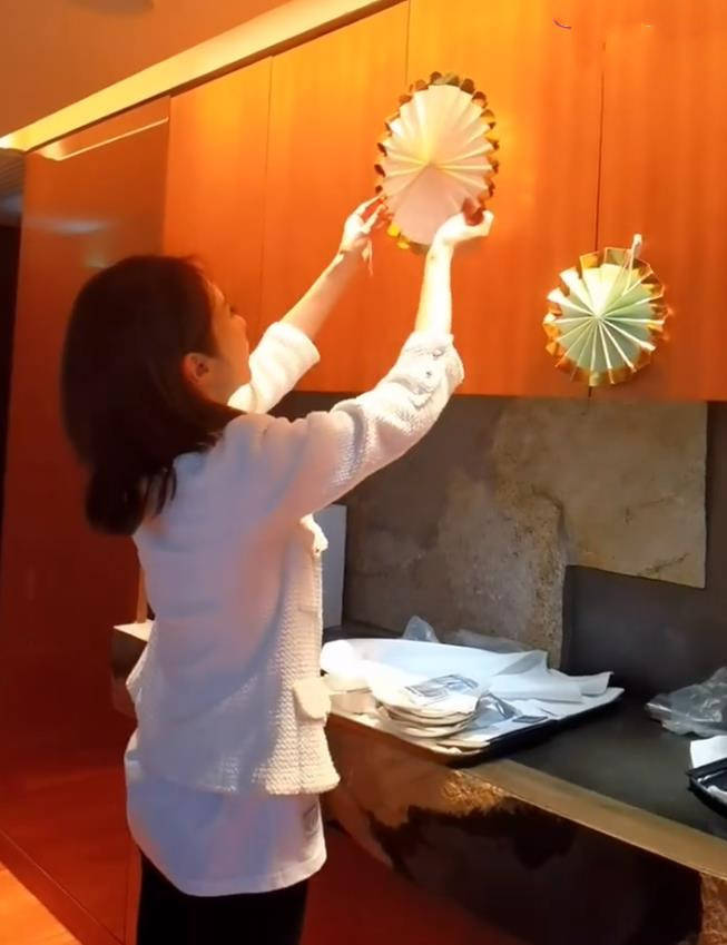 灯笼 黎姿为女儿庆生真细腻!穿香风外套配长靴,提灯笼折信纸母爱溢出