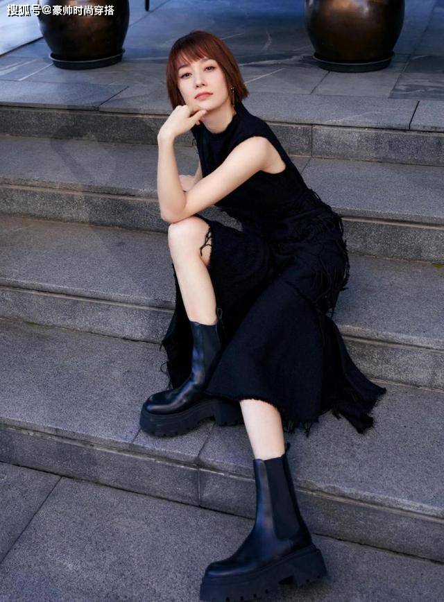 设计 马伊琍状态属实不错,不刻意扮嫩看起来更贵气,束腰裙更显好身材