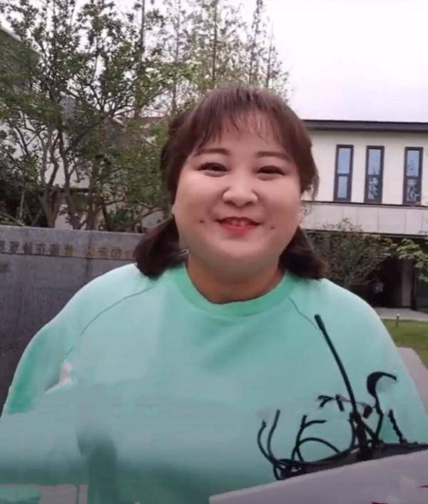 黑色 贾玲直逼200！穿卫衣配半身裙八字步迈不开，脖子上三层肉比脸粗福相