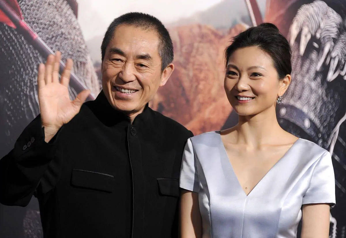 耳环 张艺谋娇妻真没法低调,穿衬衫配硕大钻石耳环,水钻珍珠包更抢眼