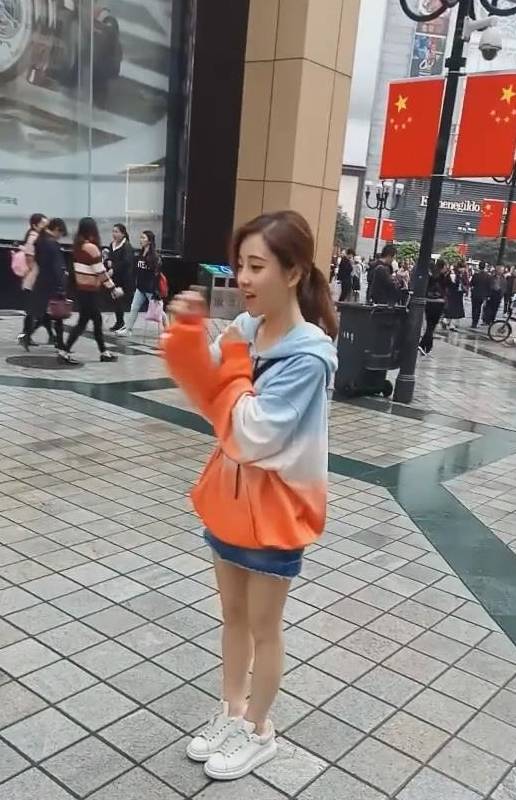 网络|街上偶遇冯提莫户外直播，路人视角很真实，网友：好想抱着走