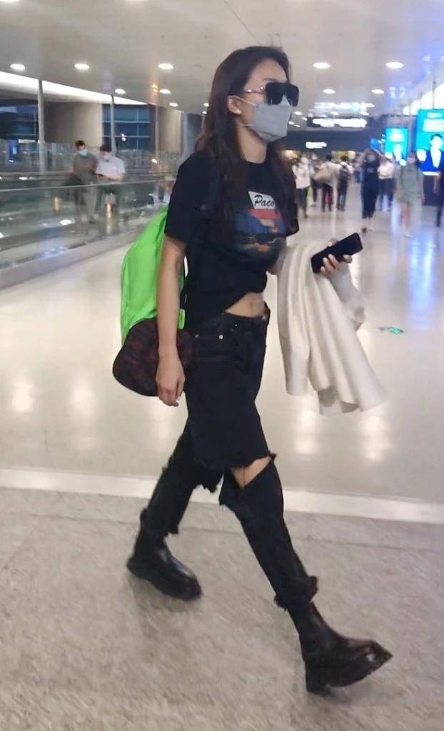 好身材 容祖儿就像黑色天鹅，穿黑色服装秀出好身材，女人看了都心动