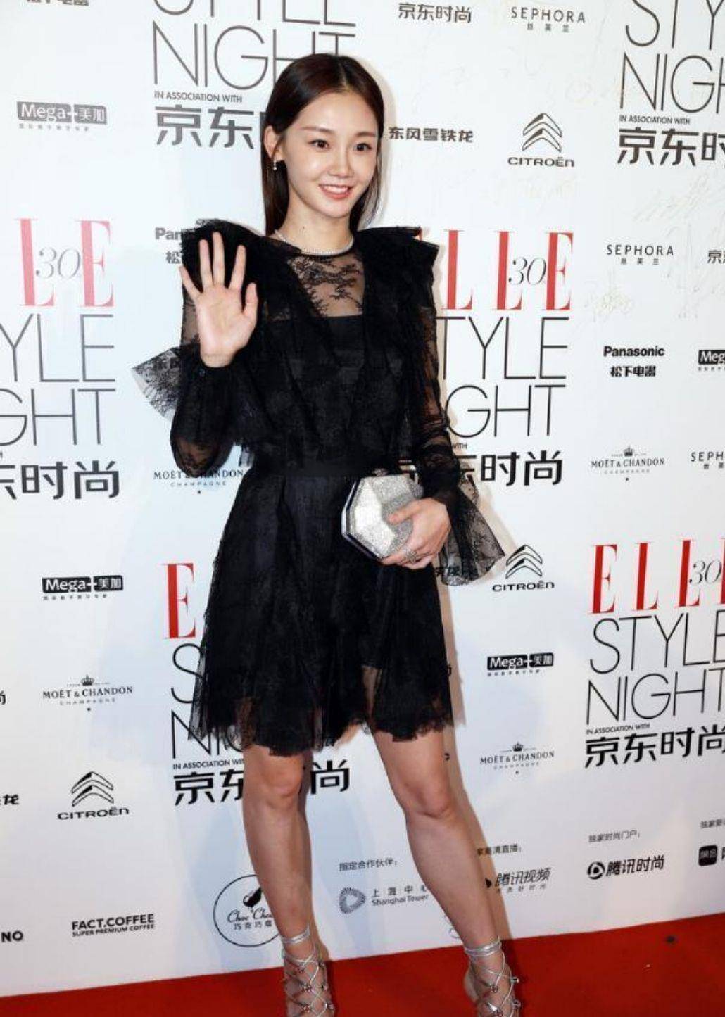 黑色 苗苗嫁给郑凯太对了,身穿黑色连衣裙,浑身散发着名媛气质