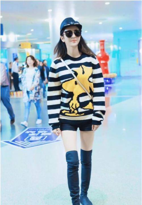 佟丽娅 佟丽娅也太有眼光了，看似“破旧”的针织衫，却成为最亮眼的服装