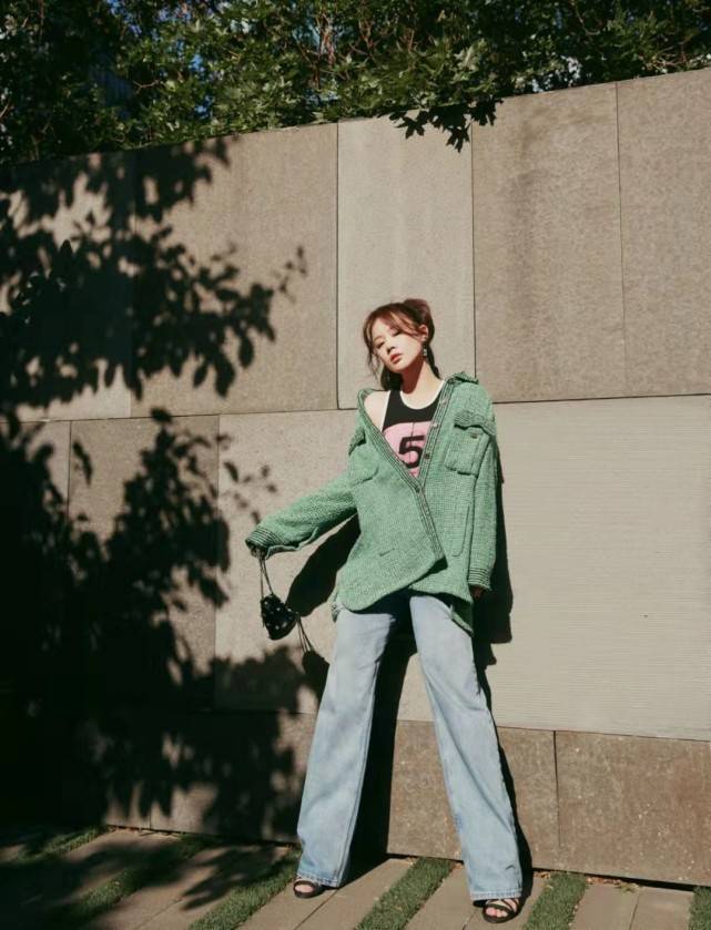 马思纯 马思纯恋爱后长出幸福肥!挽男朋友笑出双下巴,穿大码黑裙都显壮