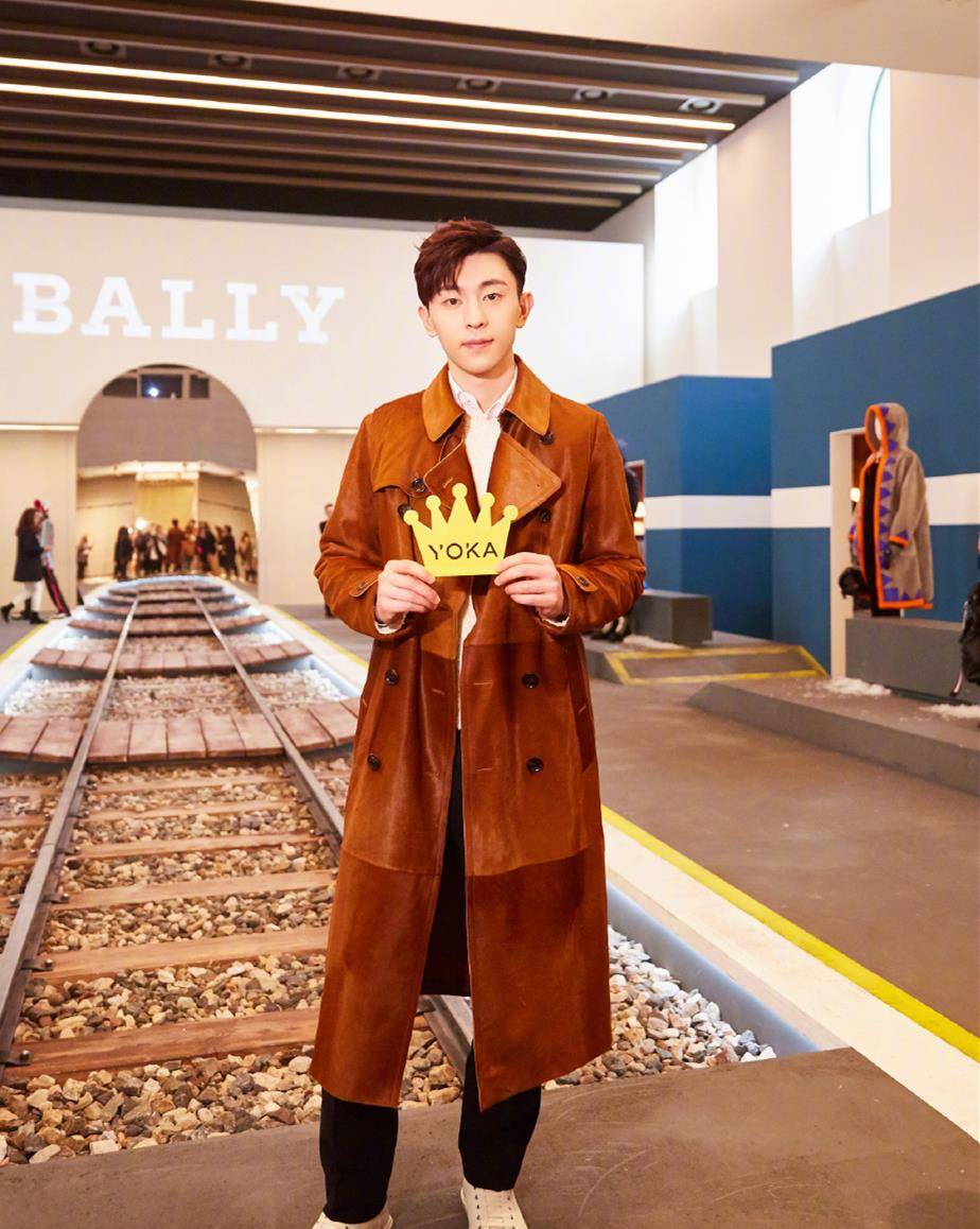 卫衣 本以为邓伦风衣造型已经够帅了，没想到换上卫衣居然别有风格！