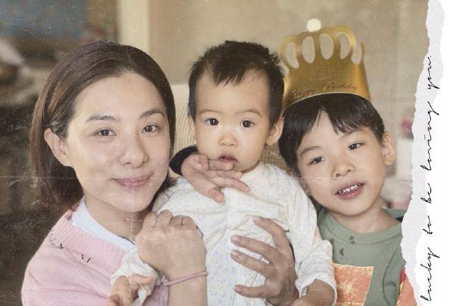 刘璇晒一家四口合影为儿子庆生 6岁赳赳像妈妈 1岁妹妹像爸爸 孩子 全网搜