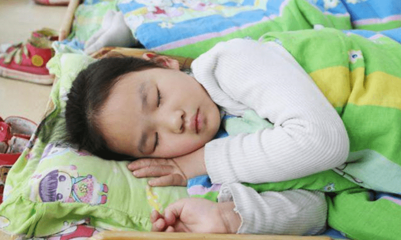 家长|幼儿园一张午睡照片,引发家长群大怒,纷纷向老师讨要一个解释