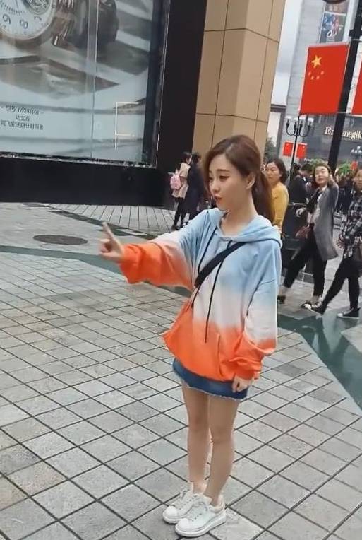 网络|街上偶遇冯提莫户外直播，路人视角很真实，网友：好想抱着走