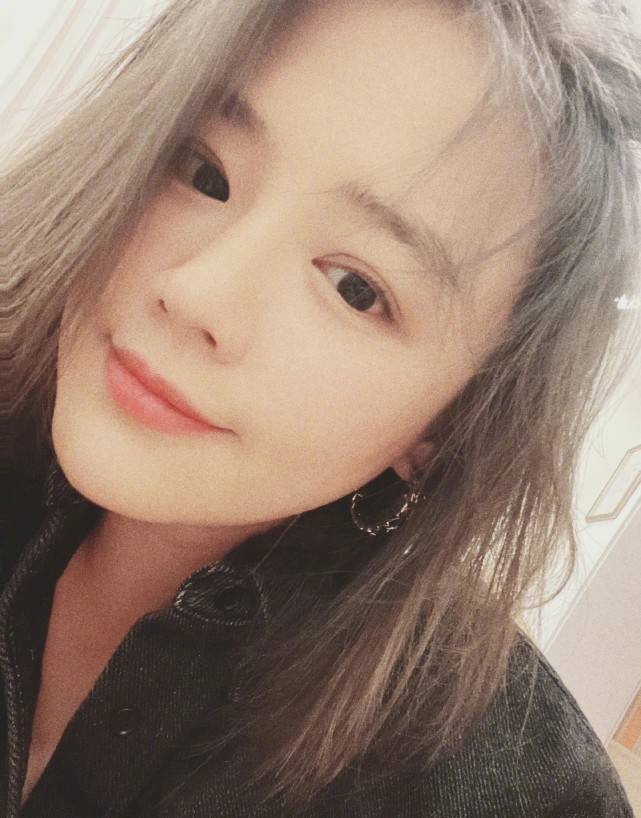 张哲轩马思纯张哲轩挽手逛街，马思纯小腿肿胀肚子微微隆起两人感情真好