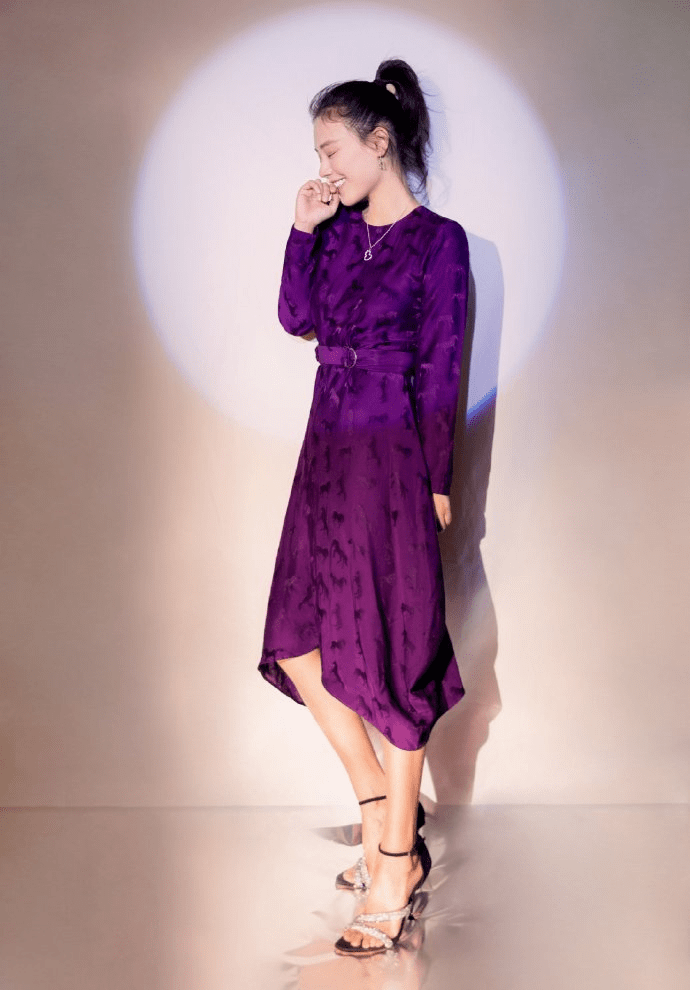 黑色 马思纯瘦下来更有“少女感”，穿白毛衣配短裙，甜美温柔又减龄